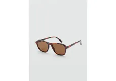 Lentes de sol con armazón de policarbonato con estampado carey y lentes marrones.