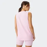 Musculosa deportiva Fabletics de corte holgado y largo amplio, sin mangas, con cuello redondo en color rosado.