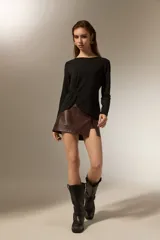 Remera de manga larga color bordó, confeccionada en viscosa, con cuello redondo y detalle de nudo lateral que genera un drapeado suave.