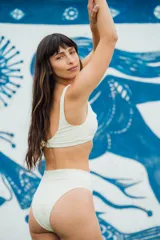 Bikini bottom de tiro alto color crudo, sin costuras, fabricado con lycra premium texturizada.