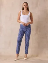 Pantalón de gabardina elastizada con estampado abstracto en tonos azules y blancos. Marca Zac & Rachel, pretina ancha elastizada.