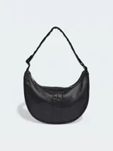 Cartera tipo bandolera Adidas Adicolor Half Crescent en forma de media luna, color negro con acabado texturizado brillante. Cuenta con cierre de cremallera, correa ajustable para el hombro y el logotipo del trébol grabado en relieve en la parte frontal.