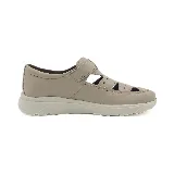 Zapato Freeway Sensi color beige con perforaciones y ajuste con velcro.