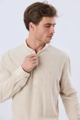 Camisa de lino y algodón color blanco, con cuello mao, manga larga y medio cierre frontal con botones.