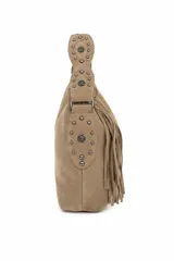 Bolso tipo hobo de gamuza color marrón, con diseño estructurado, asa de hombro con tachas metálicas y detalle de flecos colgantes en el lateral.