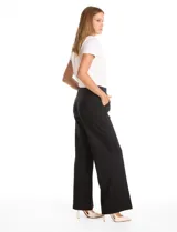 Pantalón wide leg de tiro alto con cintura ancha elástica y bolsillos laterales funcionales. Confeccionado en tejido elastizado de corte recto y pierna ancha.