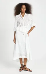 Pollera midi en línea A color blanco con estampado de rayas finas, cintura alta con detalle cruzado en la parte delantera y caída asimétrica con movimiento.