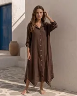 Vestido camisero largo y amplio, color rojo, de manga larga con presilla para arremangar, cuello camisero y cierre frontal con botones de nácar.