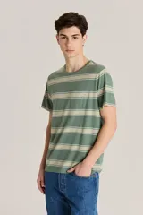 Remera de manga corta Levi's, color verde con rayas horizontales beige y bolsillo en el pecho.