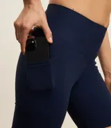 Bermuda deportiva de tiro alto con cintura ancha, confeccionada en tejido de poliamida con elastano, ofreciendo un ajuste cómodo y gran movilidad.