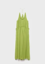 Vestido maxi largo de tejido plisado color verde lima, con cuello escotado, tirantes finos y cintura con fruncido elástico.