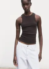 Top sin mangas de tejido de canalé, con cuello halter y diseño entallado al cuerpo.