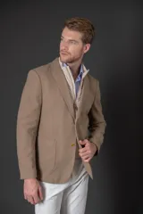 Saco de lana gris oscuro con textura, corte entallado y bolsillos laterales. Incluye un chaleco interior acolchado desmontable en color gris claro con cierre frontal.