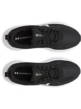 Championes de running Under Armour modelo Assert 11, color negro con suela blanca. Presentan parte superior de malla transpirable con superposiciones de cuero para mayor soporte, amortiguación Charged+ en la mediasuela y suela de goma resistente con ranuras de flexión.