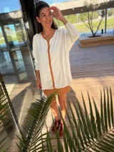 Sweater de tejido fino de viscoza color verde agua, con una tira vertical de cuero ovino en el centro.