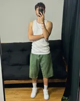 Musculosa blanca de morley con corte ajustado.