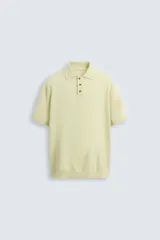 Polo de punto tejido de algodón con efecto lavado, color amarillo pálido. Presenta un calce regular fit, cuello solapa con cierre frontal de tres botones y manga corta.