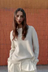 Jersey de punto liso con cuello redondo y manga larga, con acabados en rib en puños y ruedo.