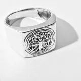 Anillo plateado con forma cuadrada y diseño de árbol de la vida.