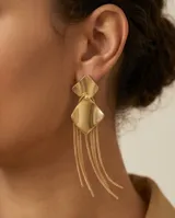 Caravanas colgantes de acero con baño de oro, compuestas por dos piezas geométricas en forma de rombo y flecos de cadena larga.