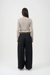 Buzo de tejido de punto en color camel, con cuello redondo y detalles de terminaciones en color blanco en cuello, puños y ruedo. Presenta un corte recto y mangas largas.