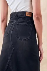 Falda midi de denim color gris oscuro, con diseño asimétrico y bolsillos delanteros.