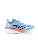 Championes de running Umbro modelo Speed, color celeste con detalles en naranja y blanco. Presentan una estructura de malla transpirable, cordones en tono turquesa y entresuela con amortiguación.