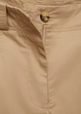 Pantalon wideleg color beige de tiro medio, con cierre de cremallera y botón, trabillas para cinturón y detalle de pinzas frontales.