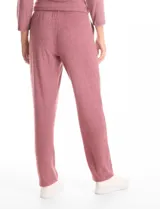 Pantalón tipo jogger de tejido soft, con pretina elastizada y bolsillos laterales funcionales. Presenta un diseño de pierna con caída fluida y ajuste leve en el tobillo.