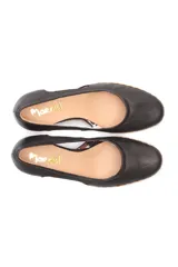 Zapato de taco corrido tipo cuña, confeccionado en cuero negro con aberturas laterales. Presenta una base de corcho y detalle de yute en la puntera.