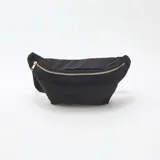 Riñonera negra de pana con cierre dorado.