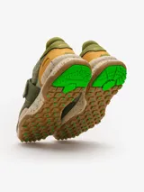 Zapatillas Satorisan modelo Chacrona Lin.Ela., color verde militar con detalles en mostaza y suela speckle con tacos de goma verde. Presentan cierre de velcro con aplique en forma de corazón y diseño de estilo técnico.