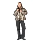 Campera puffer color bronce con cuello alto, cierre frontal negro, bolsillos laterales y elástico interno en la cintura.