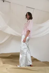 Pantalón cargo colorado de tela brillante con elástico en la cintura y bolsillos con solapa.