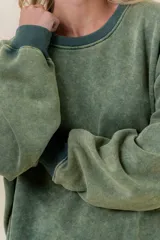 Sweater de tejido suave con lavado efecto vintage, color rosa fucsia, de calce oversize y cuello redondo.