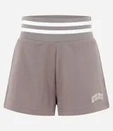 Bermuda deportiva de algodón color marrón topo, con cintura elástica ancha en contraste con rayas blancas y detalle de lettering bordado en el ruedo.