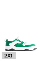 Zapatillas deportivas de cuero, combinadas en blanco y verde, con base negra.