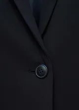 Chaqueta tipo blazer de corte slim, color azul marino, con cuello de solapa, cierre frontal de un botón y dos bolsillos laterales con solapa.