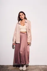 Falda midi de satén en color rosa viejo, con cintura elástica y caída fluida.