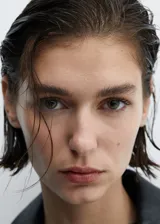 Jeans de corte recto y tiro medio, confeccionados en tejido de algodón estilo tejano. Presentan diseño de cinco bolsillos, cierre de botones y trabillas para cinturón.