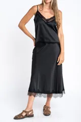 Blusa satinada negra con tirantes finos, escote en V y detalles de encaje en el escote y el dobladillo.