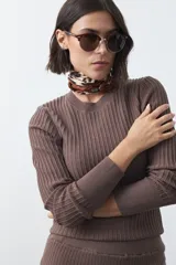 Sweater de tejido acanalado tipo rib, color marrón, con cuello redondo y mangas largas, de silueta ajustada.