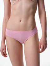 Bombacha tipo bikini de algodón canalé, con tiro medio y diseño minimalista.