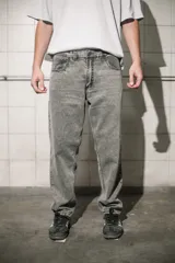 Pantalón de jean gris con efecto lavado, corte recto y tiro medio.