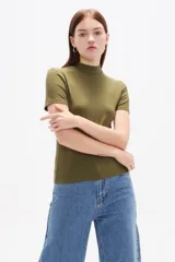 Remera de punto canalé color verde oliva, con cuello alto y mangas cortas, de corte ajustado al cuerpo.