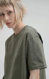 Remera de manga corta y cuello redondo, color verde militar, confeccionada en algodón premium suave. Presenta un calce regular con un recorte en la espalda.