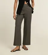 Pantalón de corte recto confeccionado en tejido de sastrería, con cintura estructurada y diseño clásico. Presenta un acabado limpio y versátil, ideal para combinar en diversos estilos.