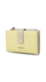 Billetera mediana de diseño compacto en color rosado, con cierre mediante presilla y compartimento adicional con cierre metálico. Presenta el logo de la marca grabado en el frente.