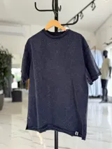 Remerón de corte oversize en tejido rústico con efecto gastado, cuello redondo y mangas cortas.