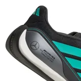 Championes de automovilismo Adidas Feroza Base, color negro con las icónicas tres tiras en color turquesa. Presenta detalles de la escudería Mercedes-AMG Petronas en el talón y suela de perfil bajo.